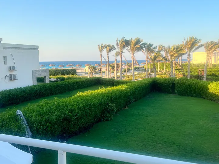 Furnished six-bedroom 280 m² villa with a 425 m² garden for sale in Amwaj