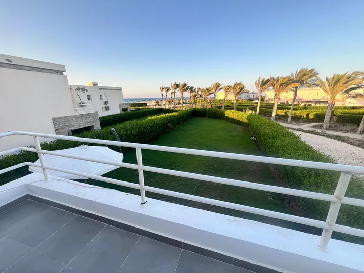 Furnished six-bedroom 280 m² villa with a 425 m² garden for sale in Amwaj
