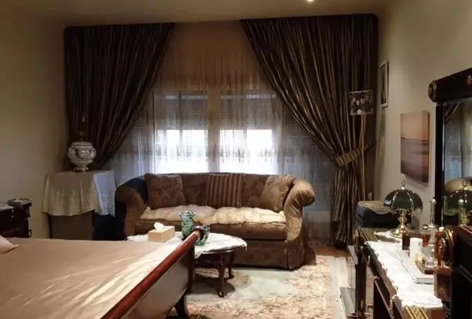 450 m² furnished seven-bedroom villa on a 610 m² plot for sale in Grand Residence
