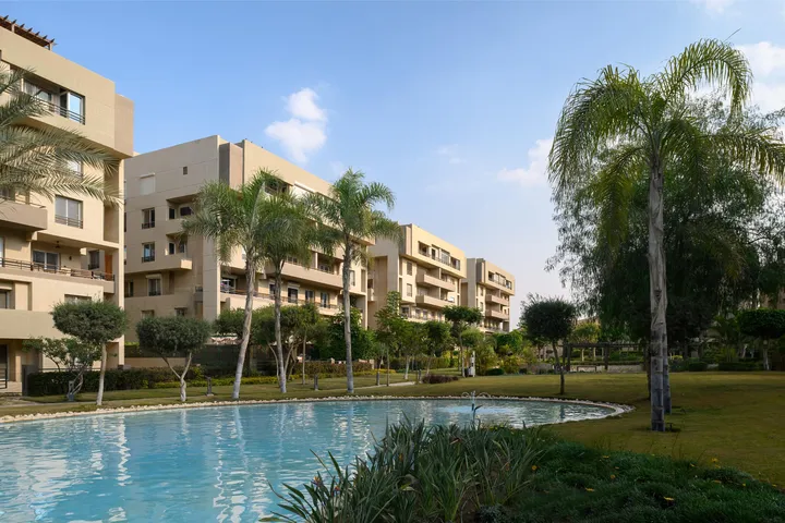 177 m² ground-floor apartment with a 210 m² garden and lake view for sale in The Square
