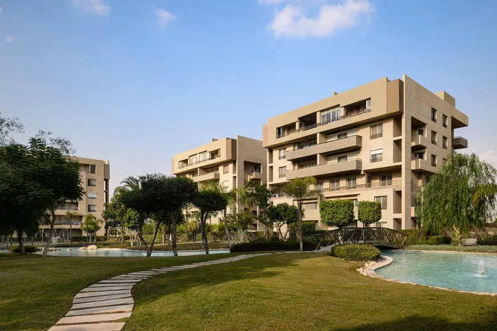 177 m² ground-floor apartment with a 210 m² garden and lake view for sale in The Square