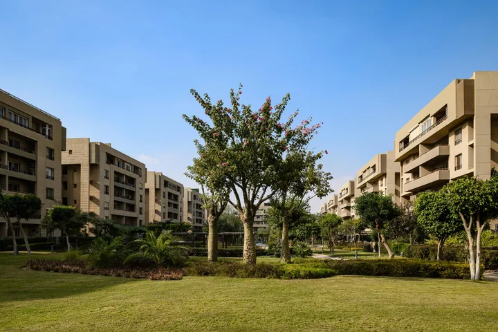 177 m² ground-floor apartment with a 210 m² garden and lake view for sale in The Square