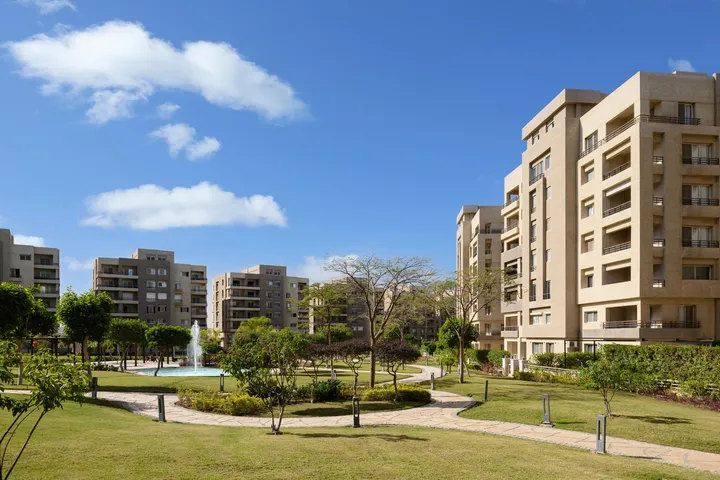 177 m² ground-floor apartment with a 210 m² garden and lake view for sale in The Square