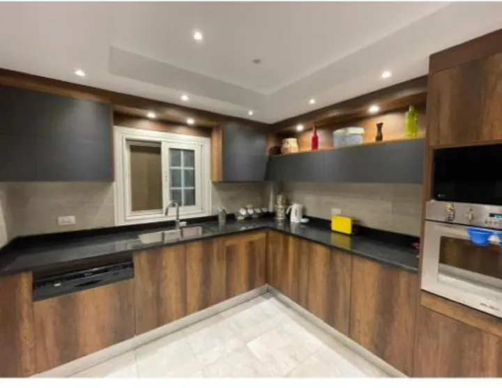 Fully finished 270 m² townhouse with a 330 m² garden for sale in The Square