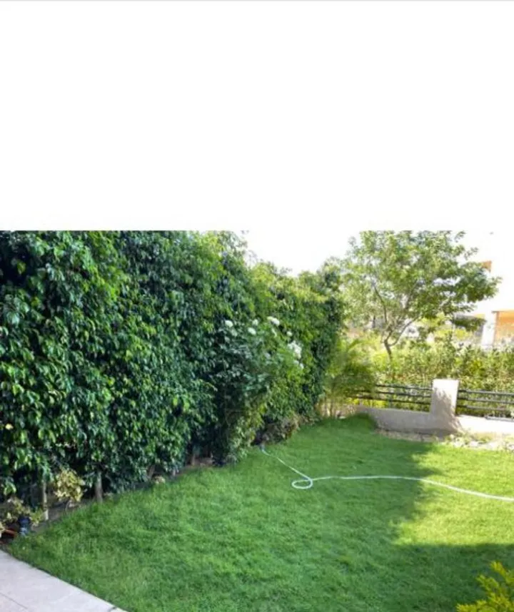 Fully finished 270 m² townhouse with a 330 m² garden for sale in The Square