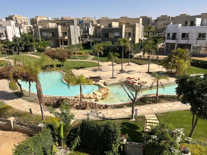 270 m² townhouse on a 243 m² plot with a 100 m² garden for sale in The Square