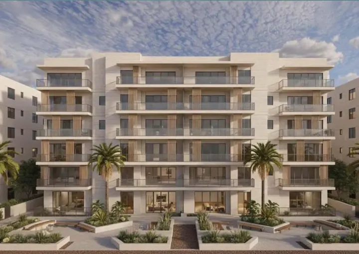 عمارة سكنية حول فناء منسق بالنباتات